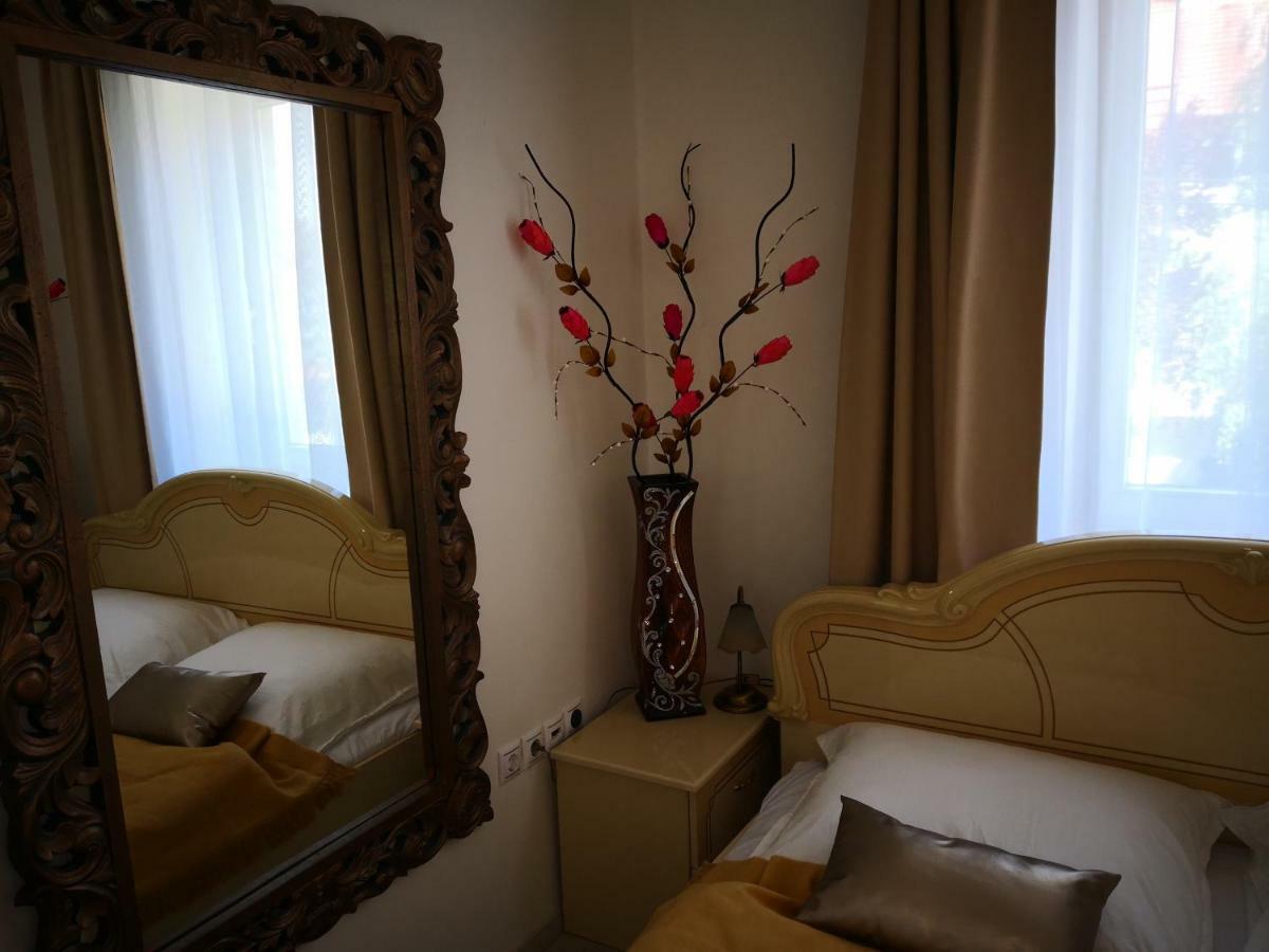 Kupola Apartman Szeged Buitenkant foto